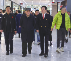 波司登品牌董事局主席高德康蒞臨歐亞賣場(chǎng)考察 集團(tuán)曹和平董事長(zhǎng)陪同